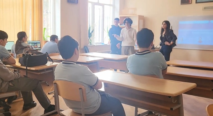 Students taking part in a Hour of AI workshop at school number 135